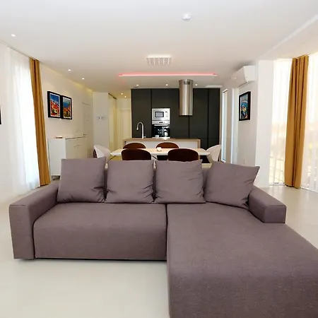 Art Gallery Apartment *