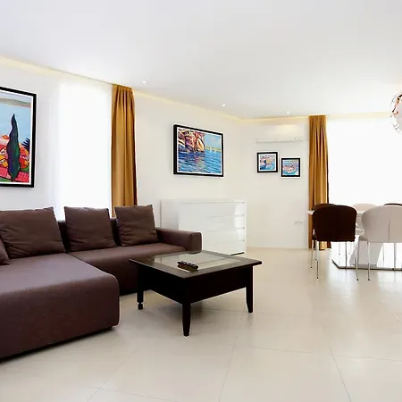 Art Gallery Apartment *