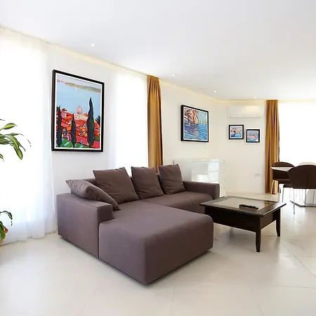 Art Gallery Apartment Murter