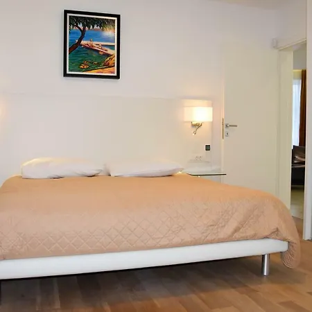 Art Gallery Apartment *