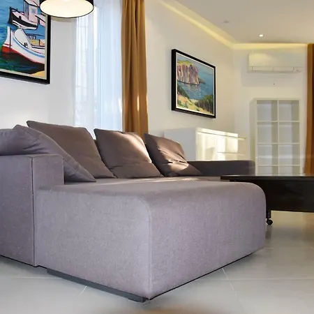 Art Gallery Apartment *