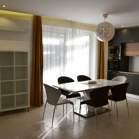 Art Gallery Apartment *
